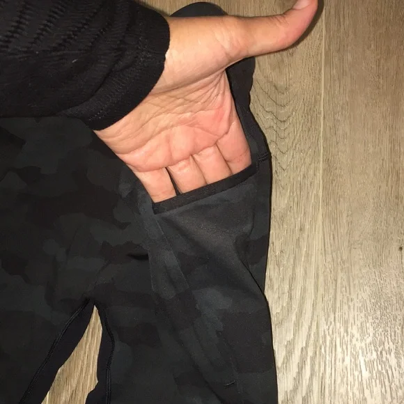 LULULEMON NWOT DARK CAMOUFLAGE LEGGINGS WITH DRAWSTRING N SIDE POCKETS SIZE MED